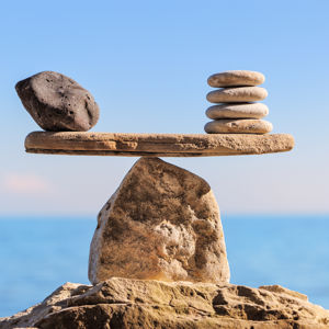 Flere sten balancerer på strand